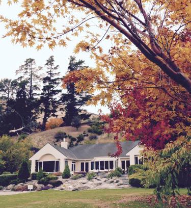 Lake Hayes Bed & Breakfast | Elegant Stay at The Shan's Lodge - Breakfast & Kitchen Included