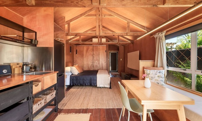 Matapihi Cabin | Welcoming Stay at The Shed Guest House with Free Breakfast