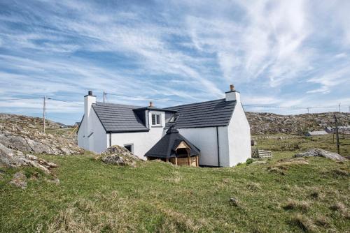 Isle of Scalpay Villa | Discover The Sheiling: Pet-Friendly Retreat with Hot Tub