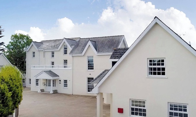 Tenby Cottage | Family-Friendly Retreat at The Shell in Tenby with Ocean Views