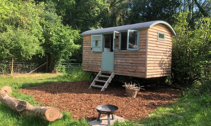 Woodfalls Apartment | Guest Rated: The Shepherd’s Hut with a 9.6/10 Score