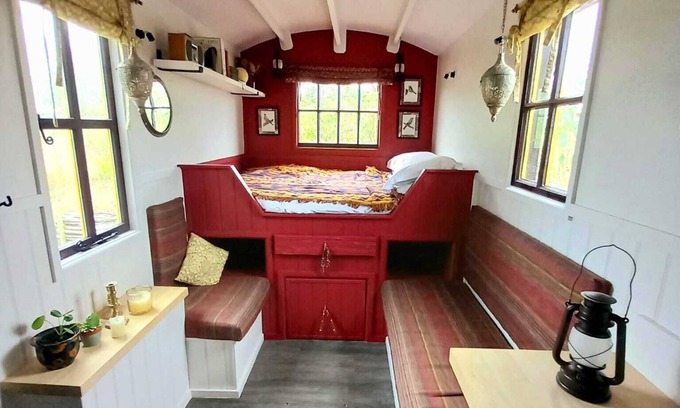 Saint Kew Apartment | Discover The Shepherds Hut: Secluded Countryside Retreat