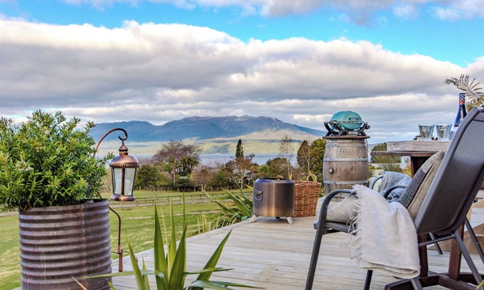 Lake Tarawera Cabin | Romantic Shepherds Hut with Lake & Mountain Views, 10/10 Score