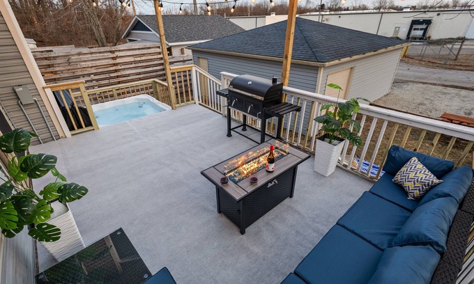 Michigan City House | The Sheridan Grand | 8 Bedrooms | Pet Friendly | Hot Tub | Sauna