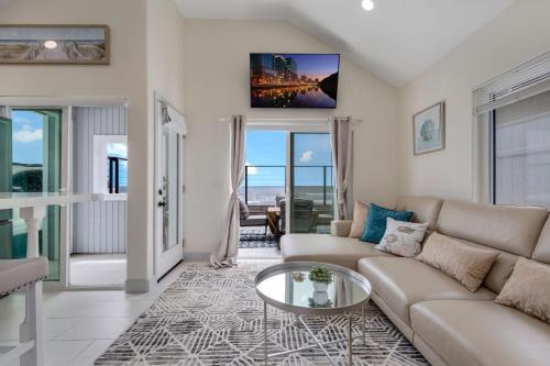 Townsite Villa | Discover The Shining Sea: Oceanfront Pet-Friendly Retreat