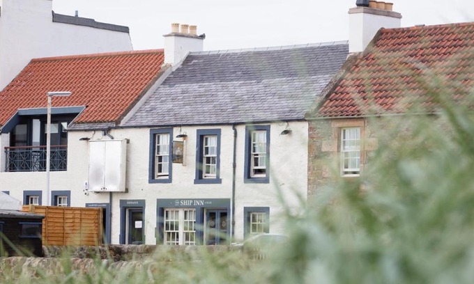 Pittenweem Hotel | Oceanfront Relaxation at The Ship Inn - Pet Friendly Retreat