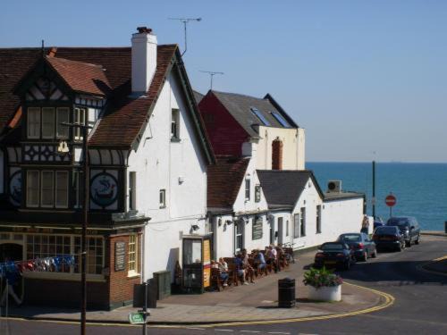 Sandgate Bed & Breakfast | Discover The Ship Inn - Sandgate with Breakfast Included
