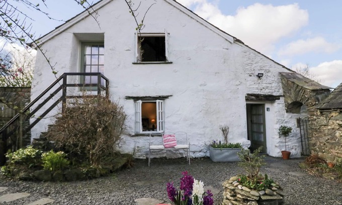 Penny Bridge Cottage | Pet Friendly Retreat: The Shippen Holiday Cottage Crosslands