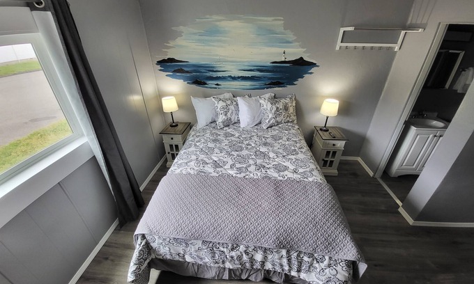 Port Orford Apartment | Pet-Friendly Shoreline Inn & Suites with Oceanview Beauty