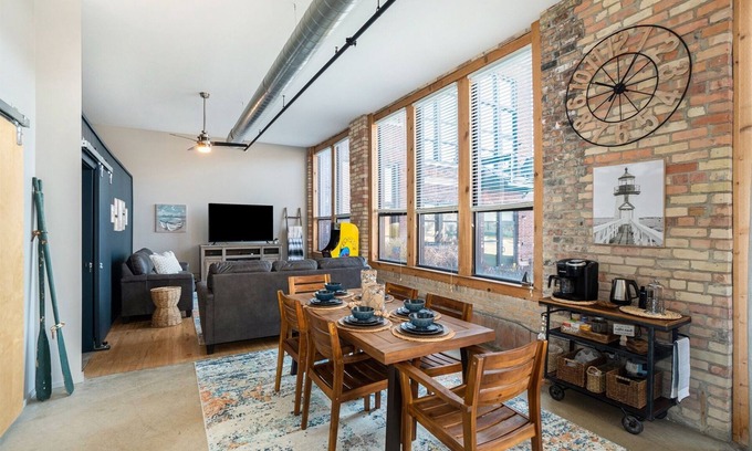 South Haven Condo | Experience The Shoreline Vibe: Downtown Loft with Spa & Pool