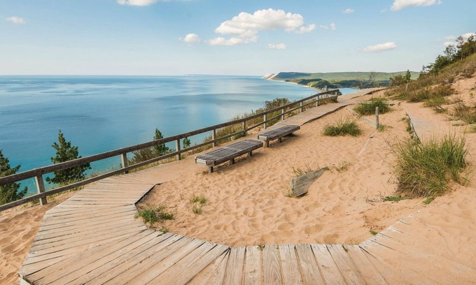 Acme Condo | Lake View Retreat: The Shores Condo Unit 5658, Rated 10/10