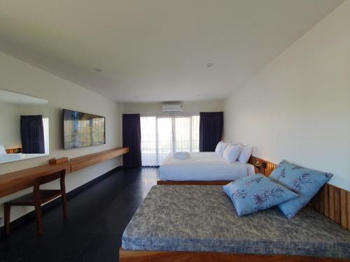 Old City Apartment | Family-Friendly Comfort at The Sila Suites - Intrawarorot
