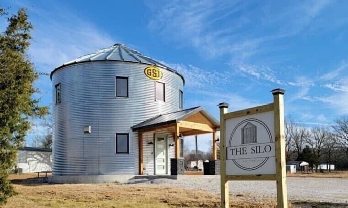 Vian House | Unforgettable Stay at The Silo: Lake Views & Firepit Fun