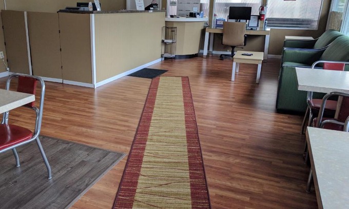 Marshfield Hotel | Pet-Friendly Retreat at The Simplicity Inn – 8/10 Rated