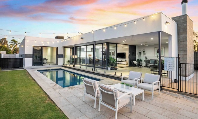Mulwala House | Relax at The Sinatra Holiday House - Ideal for 10 Guests!