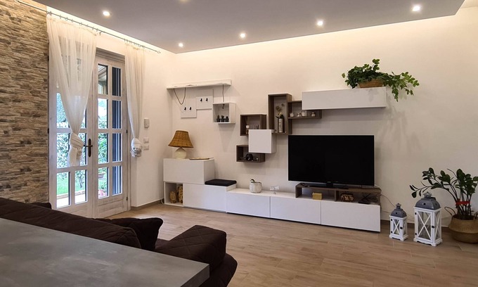 San Benedetto di Lugana House | Experience The Sirmione's Flower: Ocean Views & Breakfast