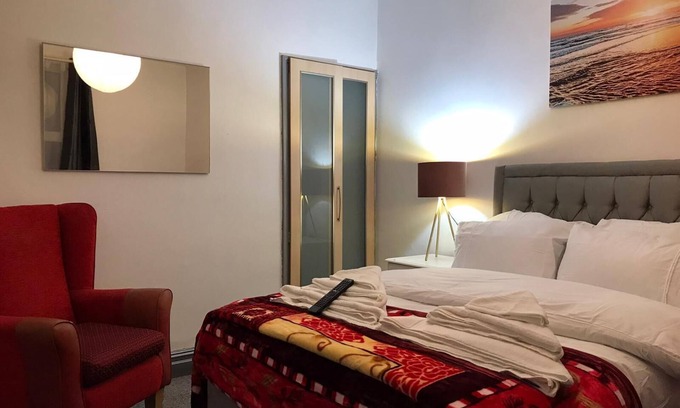 Sheffield House | Family-Friendly Stay at The Skipton Villa with Kitchen Access