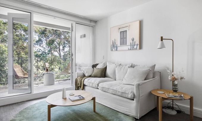 South Yarra Apartment | Discover The Skyforest: An Urban Oasis with Spa & Kitchen