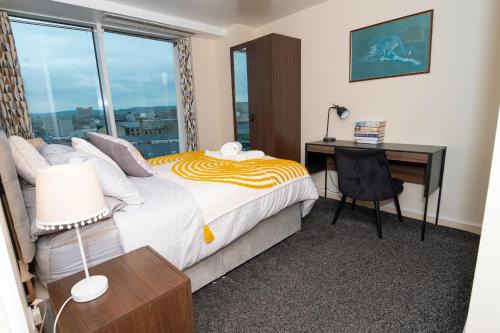 Bradford Apartment | The skyline Luxe - Executive 2BR Retreat in Bradford City Centre