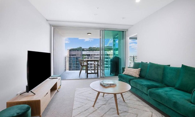 Newstead Apartment | Relaxing Resort-Style Getaway at The Skyring with Ocean Views