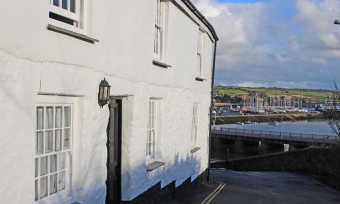 Chysauster Apartment | Pet-Friendly Retreat: The Slipway Cottage in Penzance