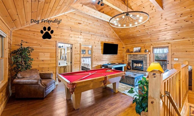 Pigeon Forge House | Pet-Friendly Getaway at The Sly Fox - 4-Star Excellence