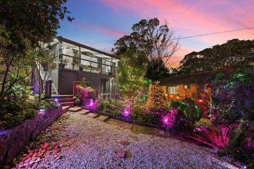Katoomba House | Modern Smart Retreat: Voice-Controlled Spa & Cinema Haven
