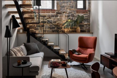 Inner Harbour Hotel | Discover Comfort at The Smith Hotel with Breakfast & Kitchen