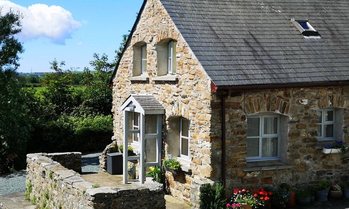 Rhosybol Cottage | Family-Friendly Getaway at The Smithy in Dulas