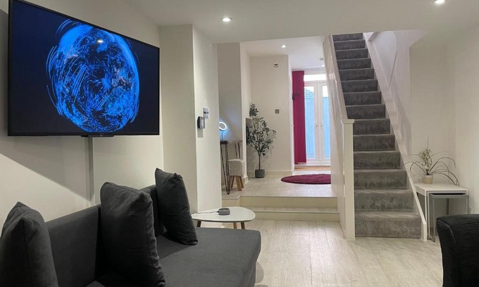 Royal Tunbridge Wells Apartment | Guest Favorite: The Snap Pad Boutique Apartment with Hot Tub