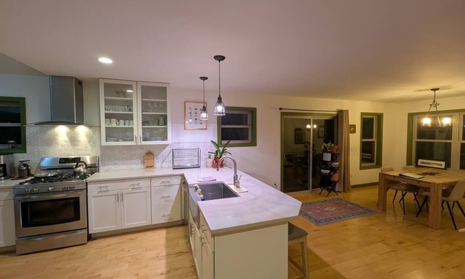 Richmond House | Pet-Friendly Retreat: The Snow Globe in Richmond, VT