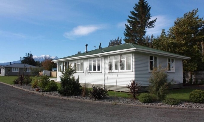 Ohakune House | Inviting The Snow House: Family-Friendly Retreat with Spa