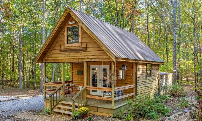 Mentone House | Discover The Snug Nest in Canopy Woods: Pet-Friendly Retreat