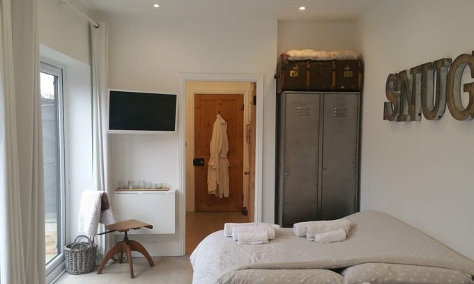 Riccall Apartment | Cozy Studio 'The Snug' near York with Kitchen Amenities