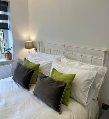 Swalecliffe House | Cozy The Snug: Enjoy Private Parking and Top Reviews