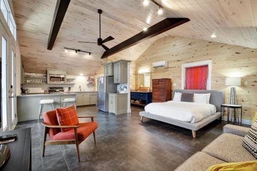 South River City Apartment | Delightful SoCo Studio by Lodgewell - Pet-Friendly Retreat