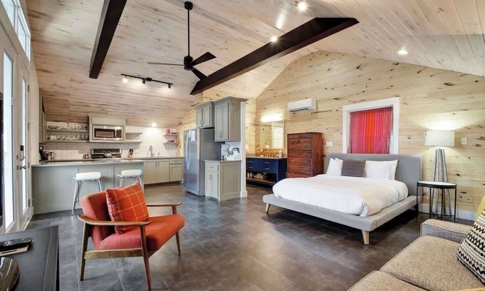 South River City House | Unforgettable Stay at The Soco Studio by Lodgewell