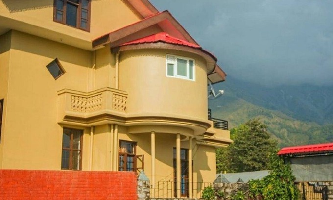 Sidhpur Cottage | Unforgettable Sojourn: 3-Bedroom Villa with Mountain Views