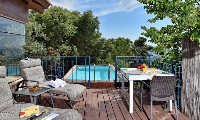 Amirim Bed & Breakfast | Relax at The Sound Of The Flute: Pool and Hot Tub Oasis