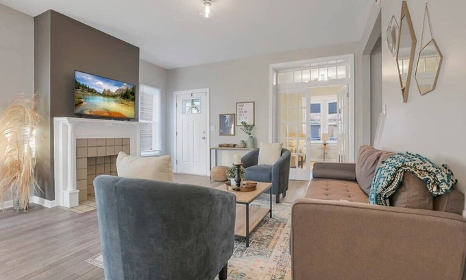 West Columbus House | Exquisite Southwestern 4BD/2BA with Breakfast Included