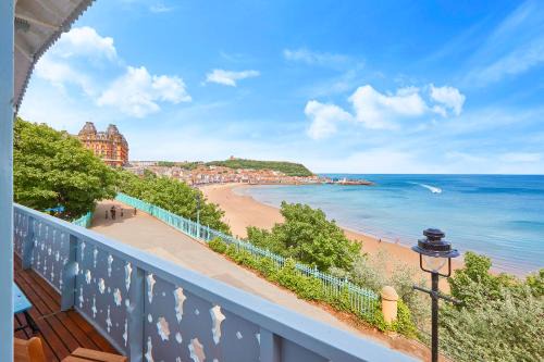 Scarborough City Centre House | Relaxing Spa Chalet Scarborough: Beachfront with Hot Tub & Pool