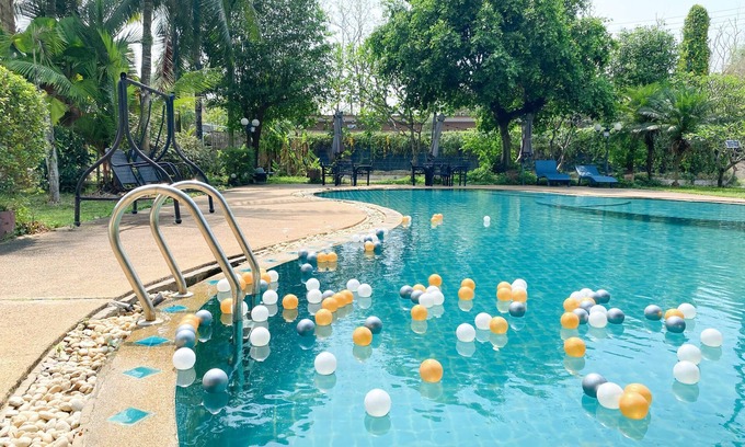 Ban Du Hotel | Explore Bandu Resort: Family-Friendly with Pool & Breakfast