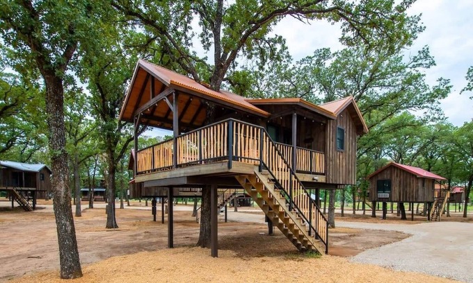 Elm Mott RV Rental | Discover The Sparrow Treehouse: Steps from Magnolia & Baylor