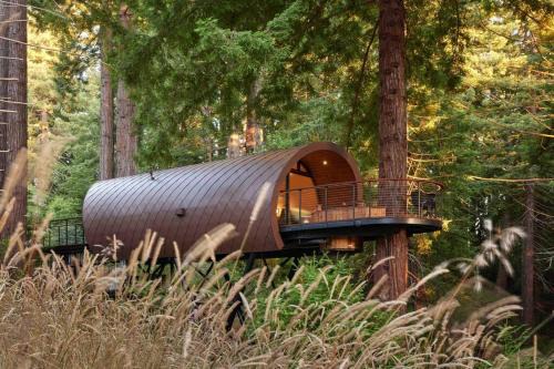 Occidental Villa | Experience the Spyglass Treehouse: 4-Star Retreat with Hot Tub