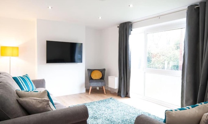 Cheltenham House | Spacious 3-Bedroom House in Cheltenham - Sleeps 8 Comfortably
