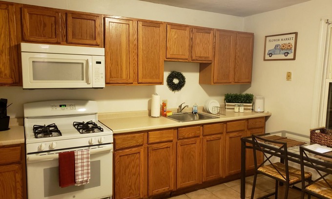 West End Apartment | Stay at The Spot: Family-Friendly with Breakfast & Kitchen