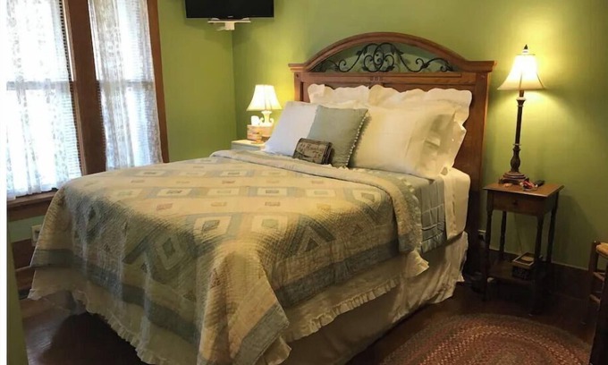 Hardy House | Guest Rated 10/10: Stay at Spring River Stonehouse Inn