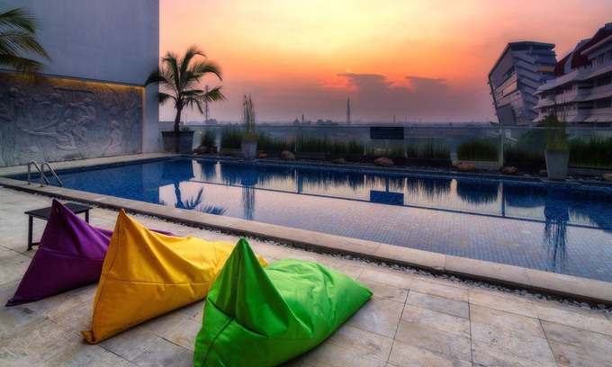 Siwalankerto Hotel | Relax at The Square: Pools, Spa & Family-Friendly Fun
