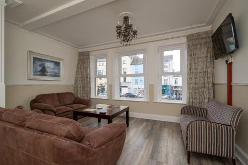Fermoy House | Exceptional The Square Townhouse in Fermoy with Kitchen Access