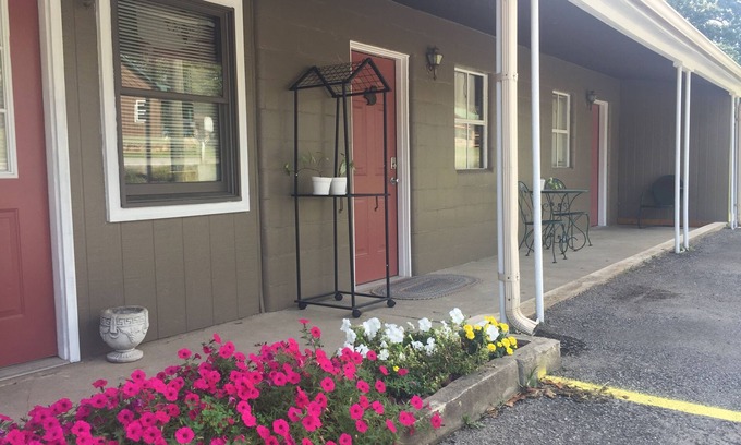 Aurora Apartment | Cozy Retreat at The Squirrels Nest in Charming Aurora
